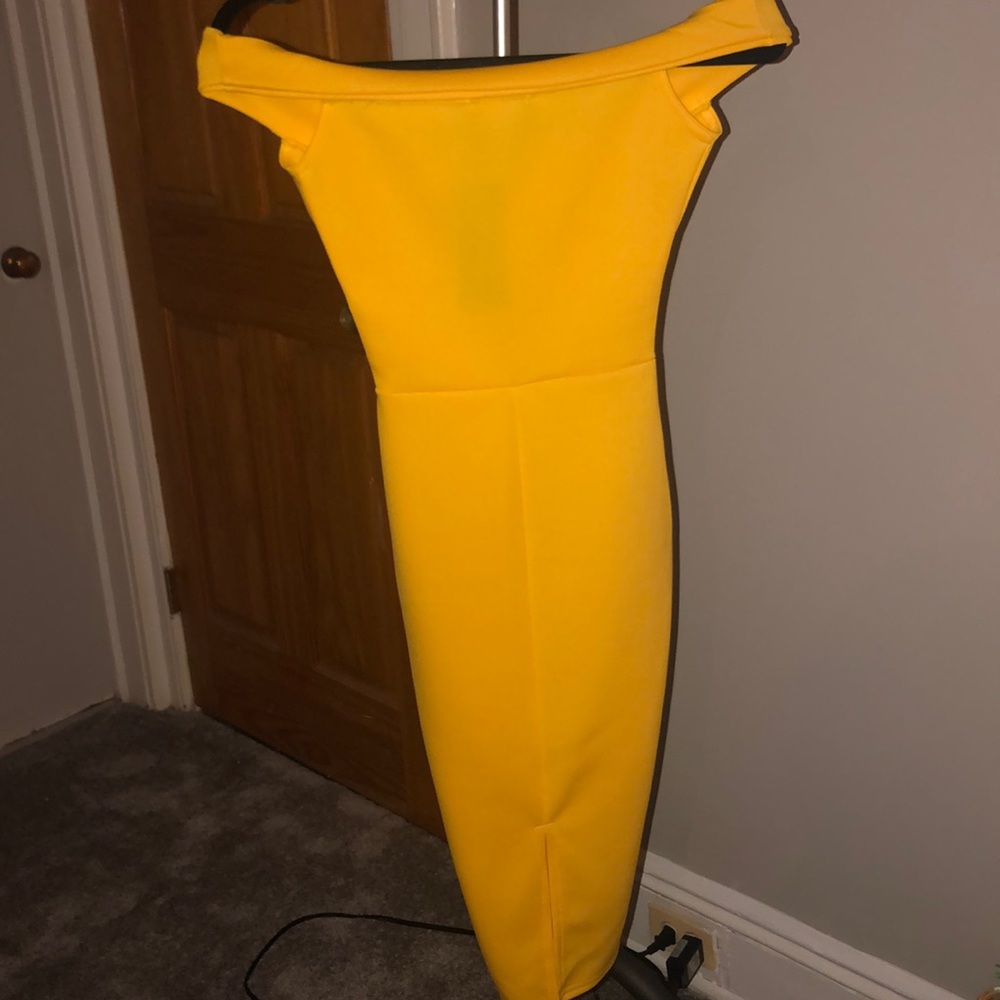 Yellow off the shoulder Boohoo dress - Picture 2 of 5